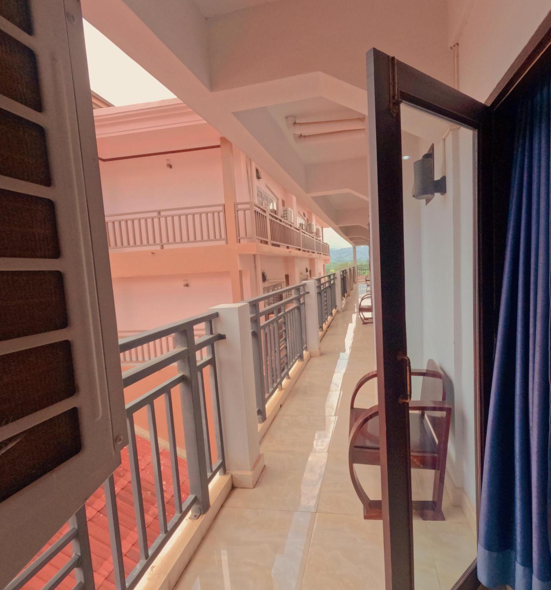 Vang Vieng Consiana Hotel מראה חיצוני תמונה